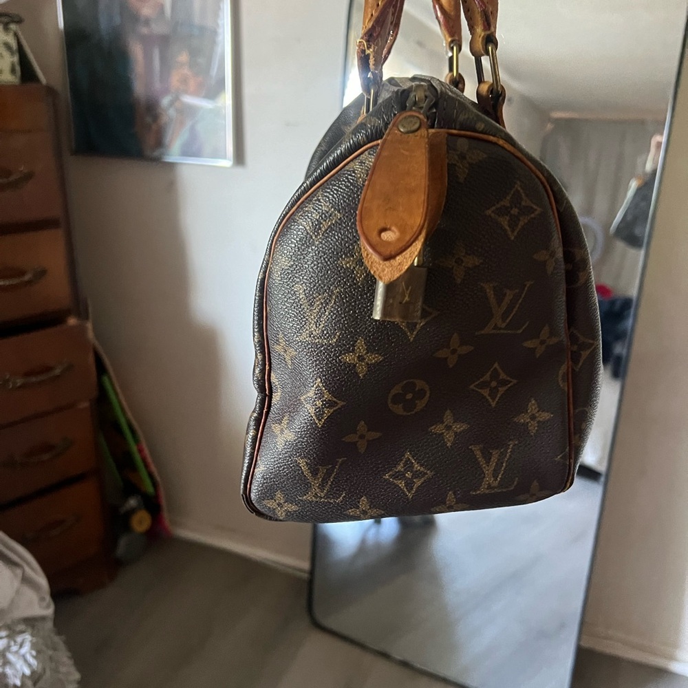 Louis Vuitton - Picture 3 of 6